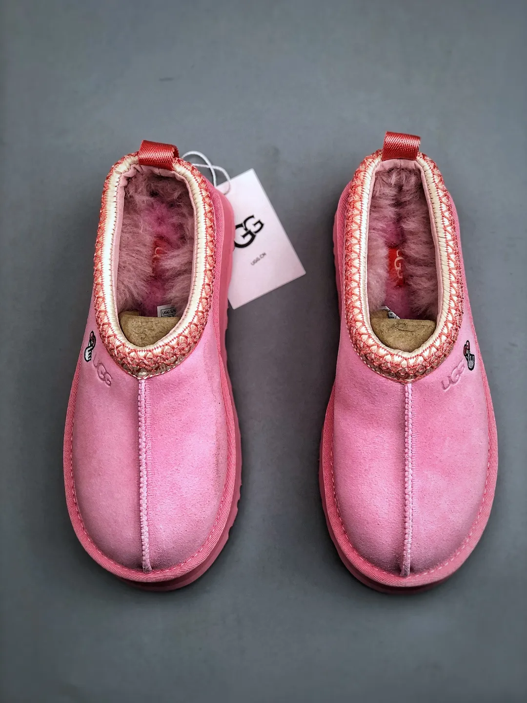 Local self-pickup💰560 supports store placement. The top version on the market. UGG Tazz ethnic style thick-soled women's model. Xiaohongshu's hot model. Produced by a major foreign trade factory in Guangzhou. From toe to insole, genuine sheep fur. Independent outer box packaging. Chip. With waterproof technology. Differentiating from any version on the market. 5cm thick sole. Independently developed original outsole. Cashmere insole. Keep warm when going out in winter. It is a very suitable choice for home use. In the new year, uug has launched a style series, which is partially biased towards the preferences of young consumers. It has also moved to the forefront of fashion trends. Shoe body material. Water-repellent coated suede upper. 17mm UGGPURE™ implanted wool insole. Lightweight non-slip and comfortable rubber outsole. With brand LOGO. With full packaging. Size: 35-40